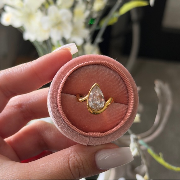 18k gold plated stainless steel pear shaped engagement ring - Picture 2 of 9